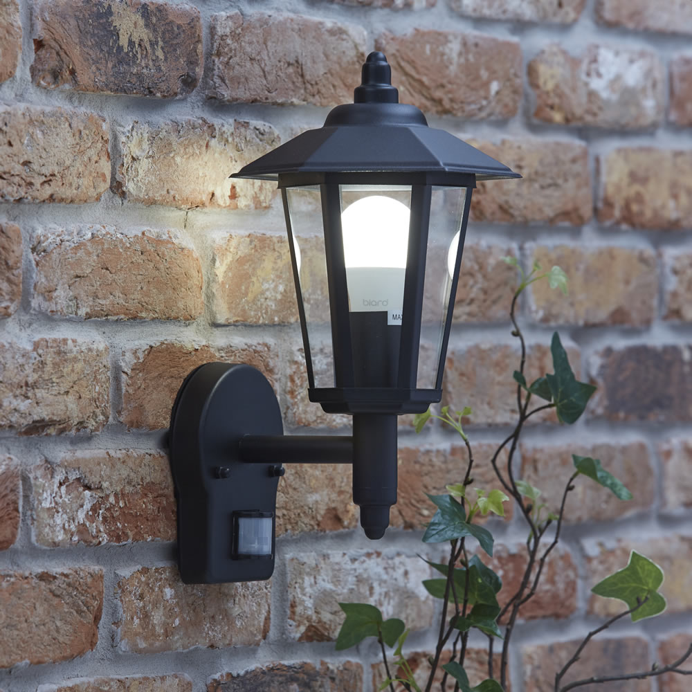 Biard Applique da Esterno Stile Lanterna Ascendente Tradizionale Colore Nero - Cannes