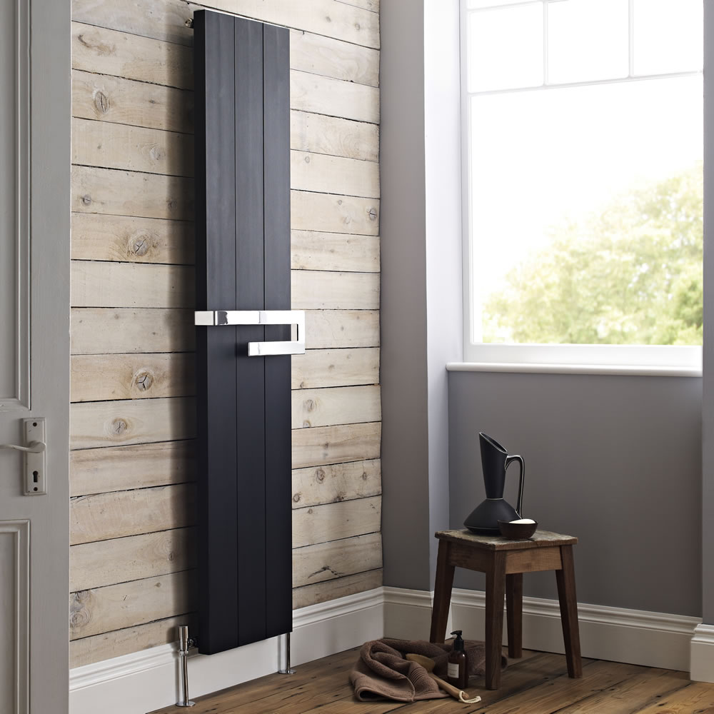 Radiatore di Design Verticale con Porta Asciugamani a Barra - Nero - 1800mm x 370mm x 105mm - 1265 Watt - Ceylon