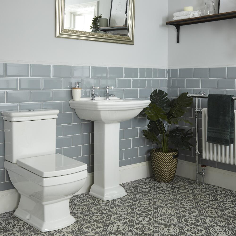 Set Bagno Classico Completo di Lavabo Predisposto per Rubinetteria a 2 Fori, Colonna, Sanitario con Cassetta in Ceramica Bianca e Copriwater - Chester