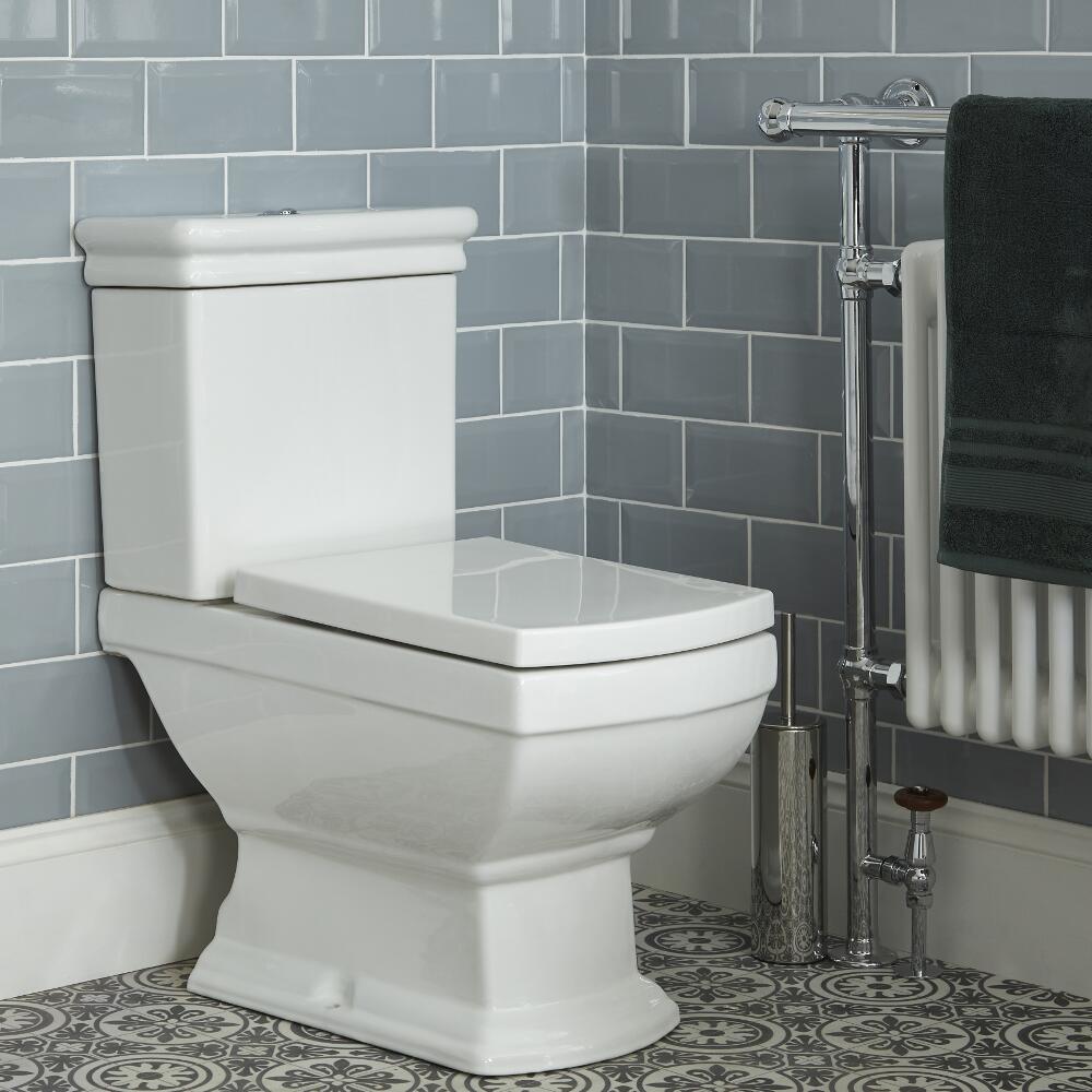Sanitario Tradizionale Monoblocco Quadrato in Ceramica Bianca Completo di Cassetta e Copriwater - Chester