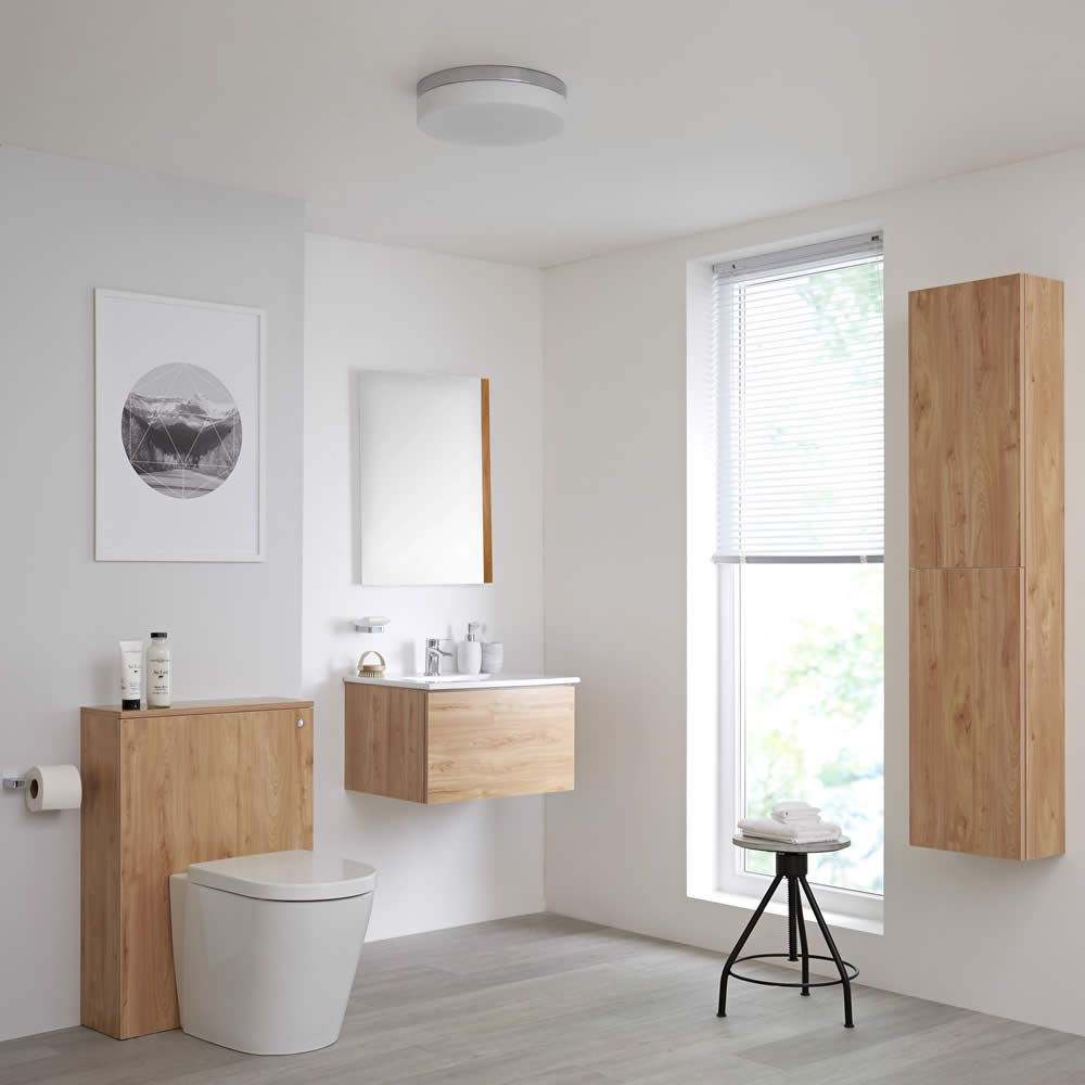 Mobile Bagno 600mm Colore Rovere Dorato Completo di Cassetta , Sanitario, Lavabo, Colonna Bagno Murale e Specchio Disponibile con Opzione LED - Newington
- Golden Oak